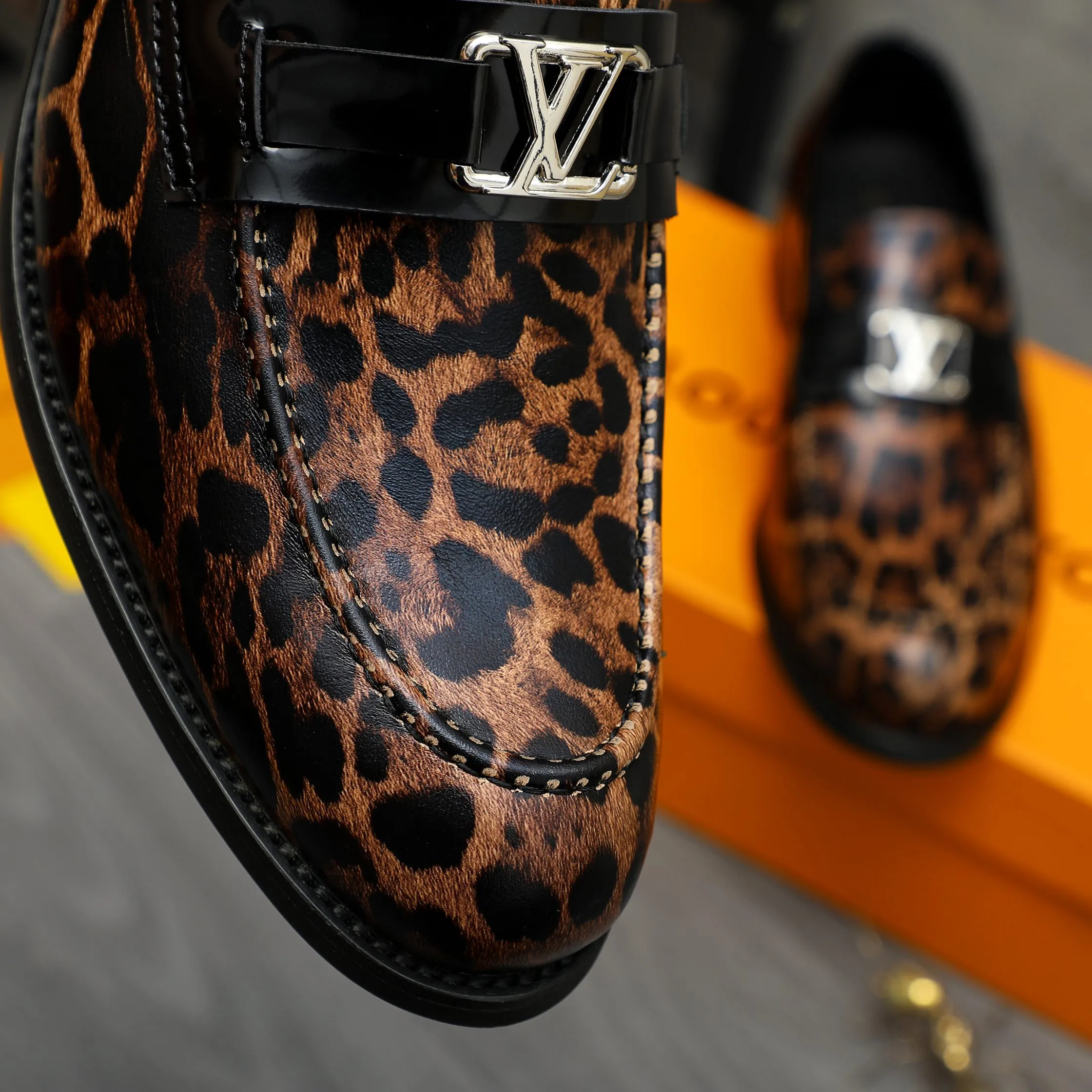 Men's shoes 💰p460 Product trademark: LV "Louis Vuitton" business slip-on leather shoes Regular size: 39-45 (45 is custom-made and non-returnable) Product materials: Selected leopard print cowhide stitching upper, cowhide lining, original rubber outsole